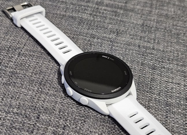 Garmin Forerunner 165 Music este destinat activitÄÈilor sportive