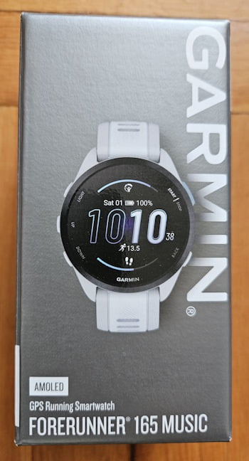 Garmin Forerunner 165 Music soseÈte într-o cutie de carton gri