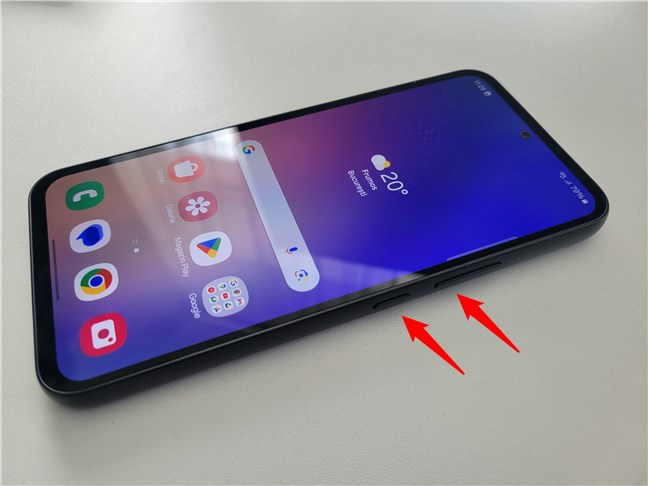 Pentru a opri un Samsung Galaxy, Èine apÄsate butoanele de pornire Èi de reducere a volumului