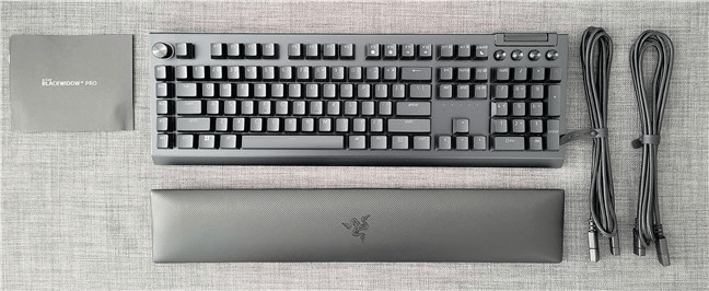 Despachetarea tastaturii Razer Blackwidow V4 Pro