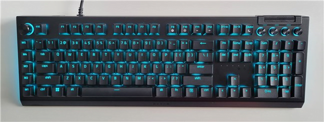 Toate tastele, plus comutatorul Command Dial Èi comenzile media pot fi programate