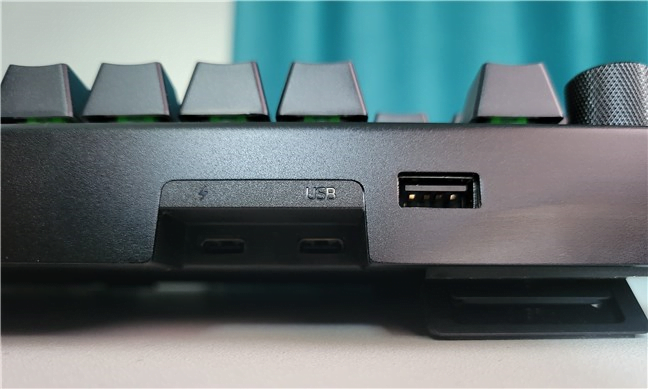 Razer BlackWidow V4 Pro are un port USB 2.0 passthrough