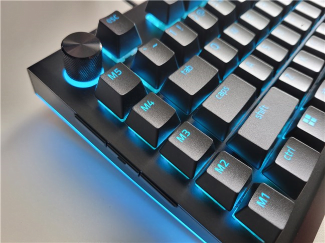 Comutatorul Command Dial Èi tastele macro din stânga
