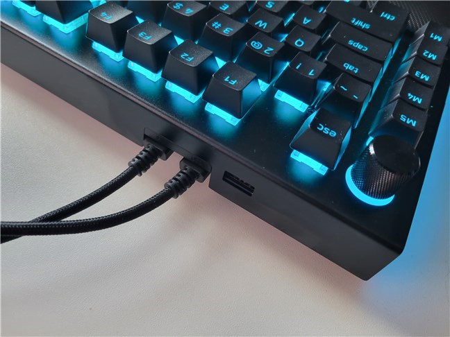 Sunt necesare douÄ cabluri USB-C