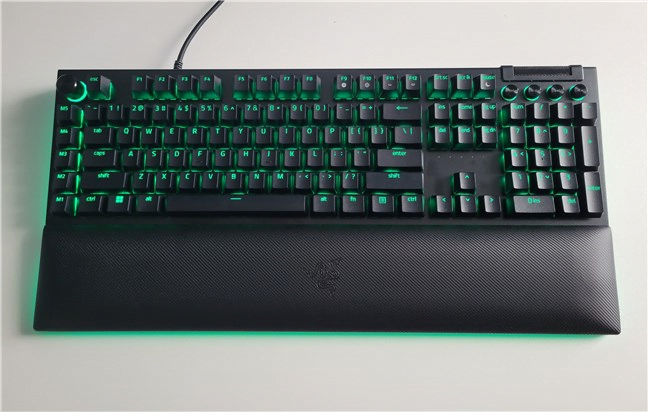 Ai nevoie de un birou Ã®ncÄƒpÄƒtor pentru Razer BlackWidow V4 Pro