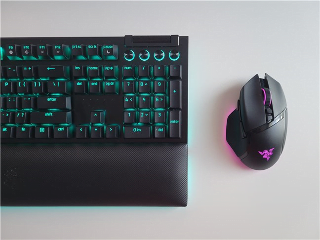 Razer BlackWidow V4 Pro are lumini RGB peste tot