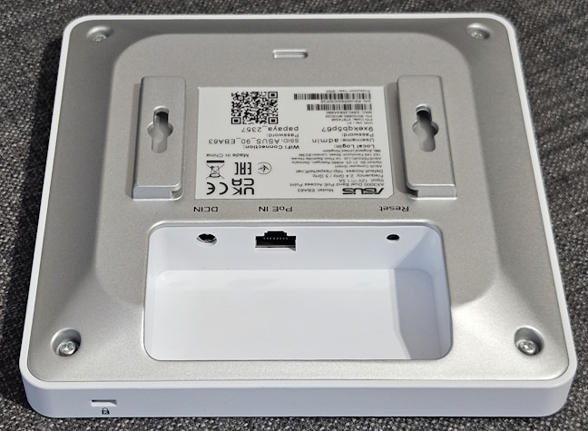 Porturile de pe ASUS ExpertWiFi EBA63