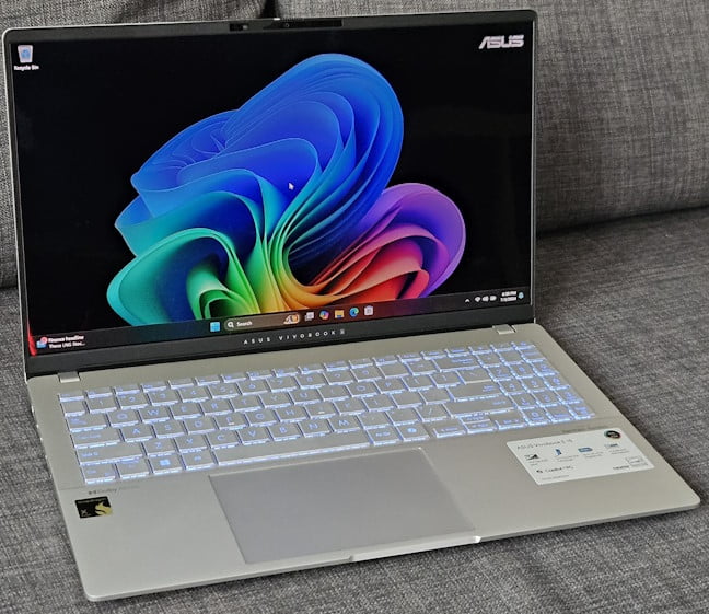 ASUS Vivobook S 15 Copilot+ PC (2024) aratÄ Èi îÈi oferÄ o senzaÈie familiarÄ