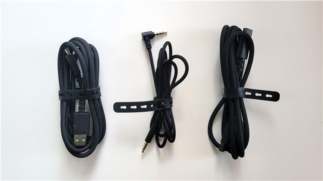 Cablurile USB Èi 3.5 incluse în pachet