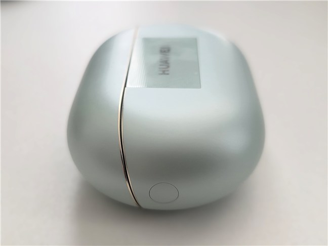 Butonul pentru asocierea prin Bluetooth se aflÄƒ pe carcasÄƒ