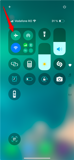 FoloseÈte panoul Conectivitate pentru a activa Mod Avion pe iPhone
