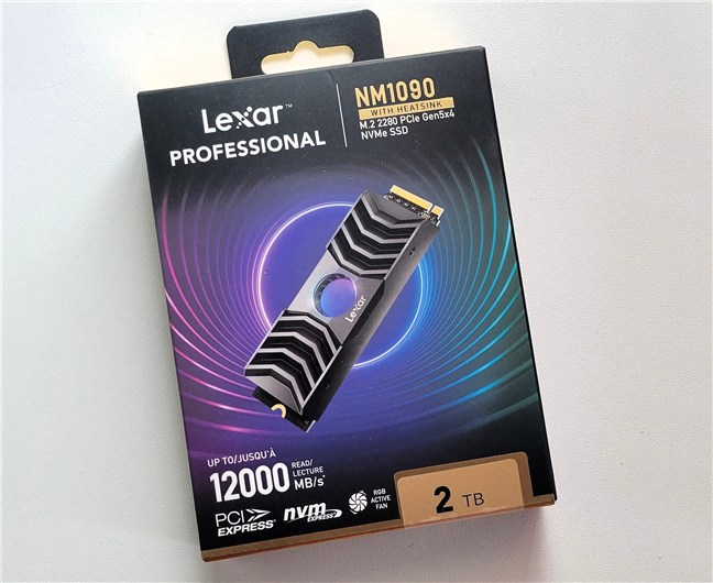 Ambalajul SSD-ului Lexar Professional NM1090 2TB este mic Èi simplu