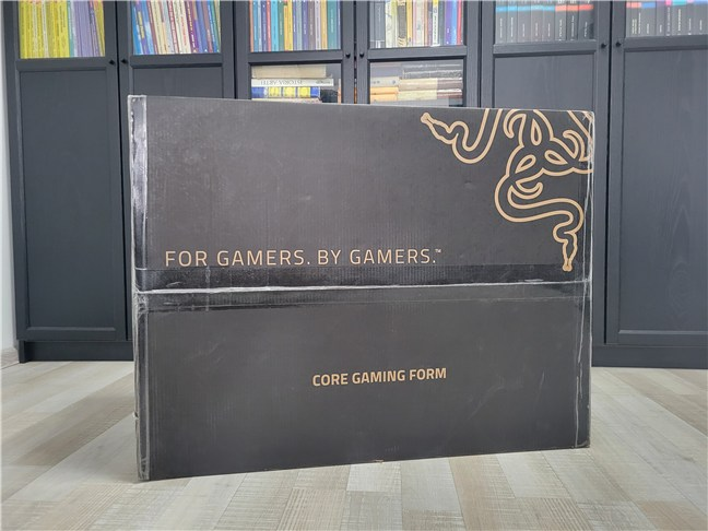Cutia lui Razer Iskur V2 X este mare È™i grea