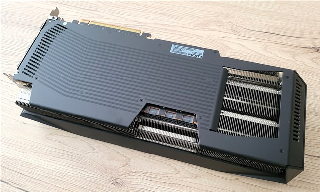Pe partea superioarÄƒ, placa este protejatÄƒ de un backplate metalic, negru