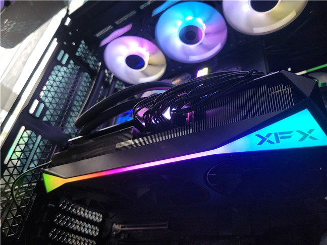 Pe margine, placa video este iluminatÄƒ RGB