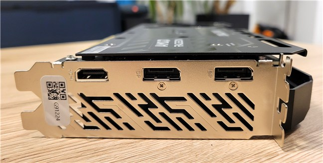 Placa are douÄƒ ieÈ™iri DisplayPort È™i una HDMI