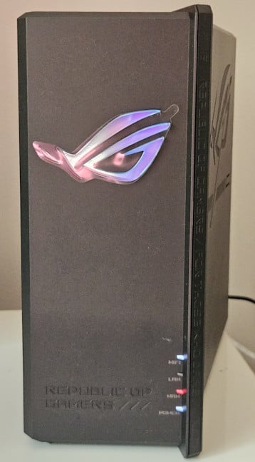 Logoul din faÈÄ foloseÈte iluminare RGB