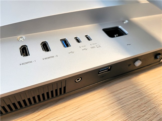 Porturile de pe spatele monitorului