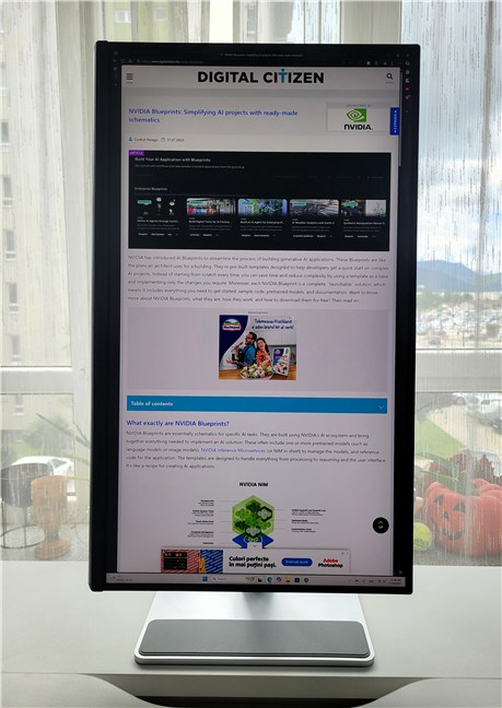 Citirea unui articol pe BenQ MA270U în modul portret