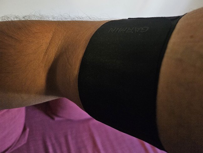 Este foarte confortabil sÄ porÈi Garmin Index Sleep Monitor