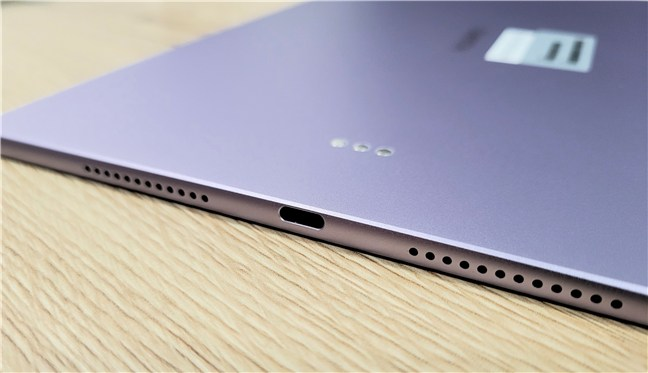 Tableta foloseÈte USB-C Èi are 4 difuzoare