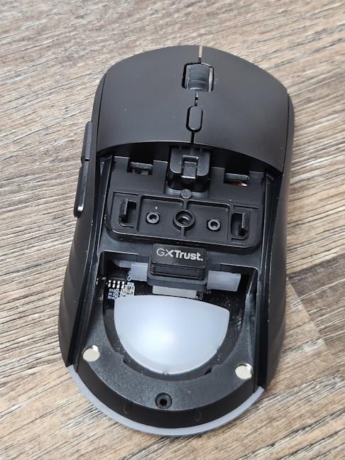 Dongle-ul wireless este în interiorul mouse-ului