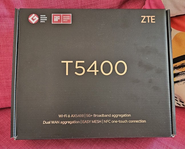 ZTE T5400 soseÈte într-o cutie de carton neagrÄ