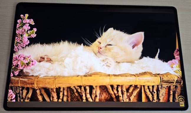 Ecranul AMOLED este superb