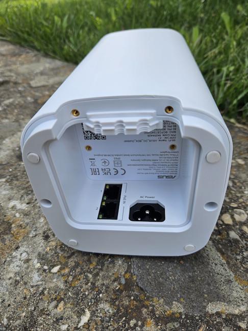 Pe spate, gÄƒseÈ™ti douÄƒ porturi PoE In, de 2,5 Gbps