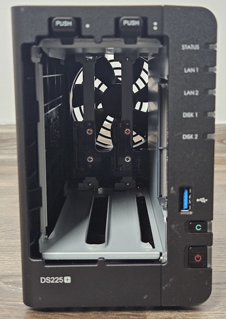 DiskStation DS225+ poate fi demontat cu uÈ™urintÄƒ