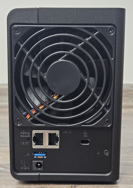 Porturile de pe spatele Synology DiskStation DS225+