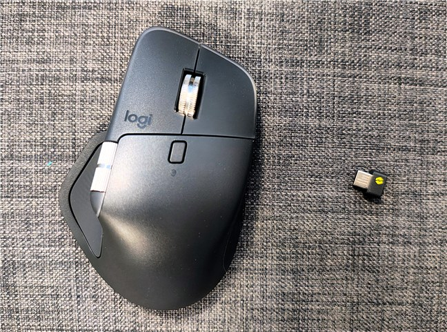 Logitech MX Master 4 însoÈit de dongle-ul Wi-Fi (USB-C)
