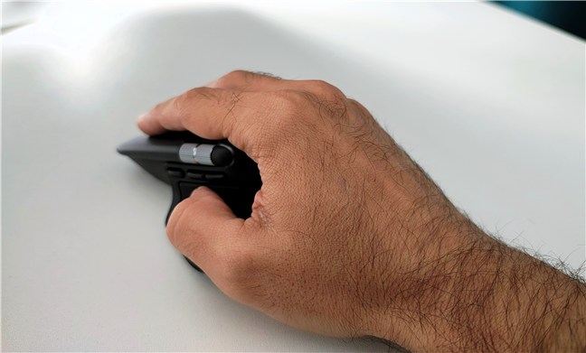 Mi s-a pÄrut un mouse foarte confortabil de folosit
