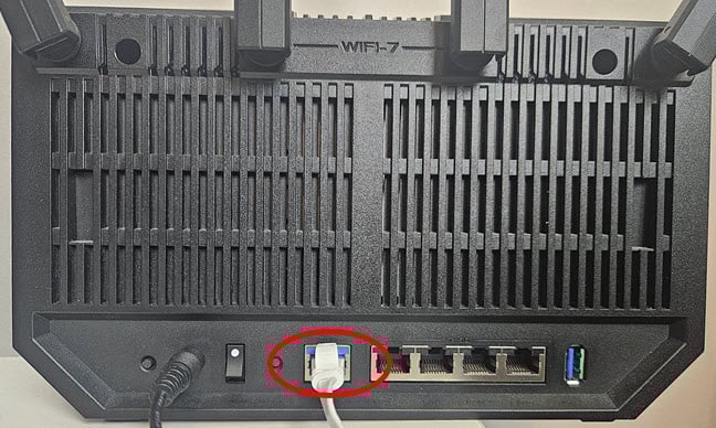 Introdu cablul de internet Ã®n portul WAN