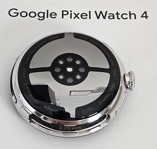 Spatele ceasului este &Egrave;i el &Atilde;&reg;n form&Auml; de cupol&Auml;