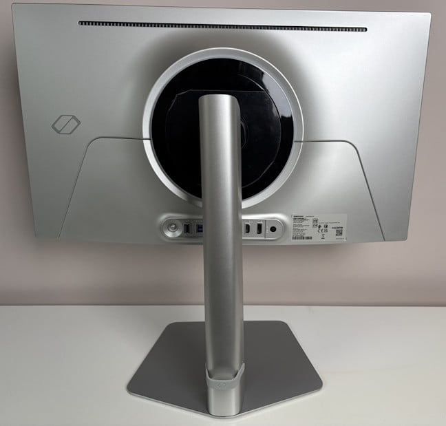 Partea din spate a monitorului