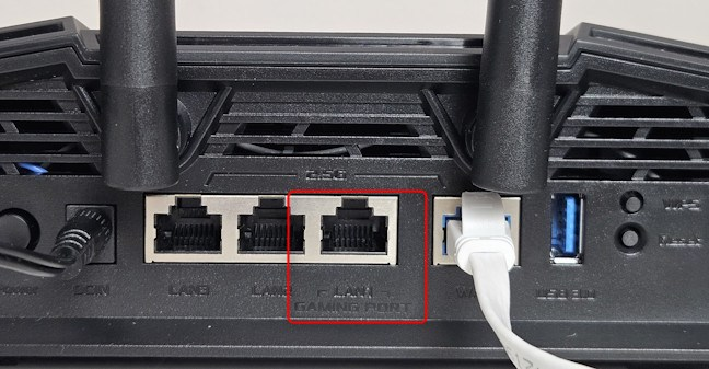 Conecteaz&Auml; dispozitivul la portul de gaming