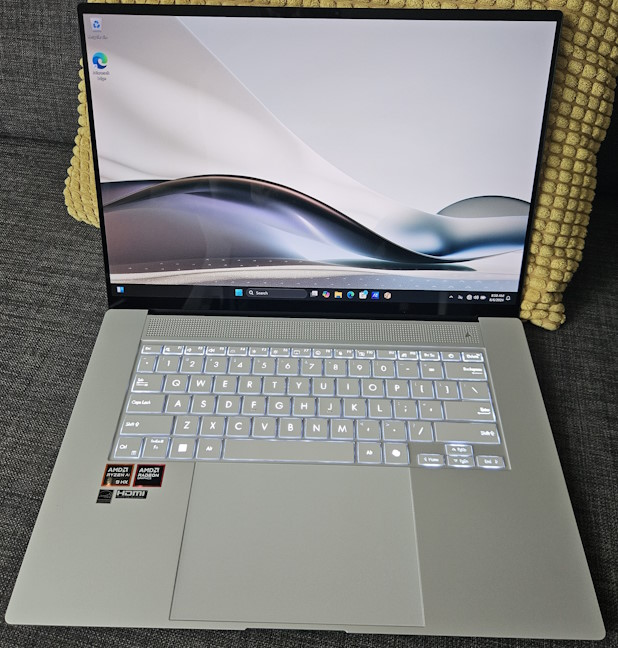 Am folosit un ASUS Zenbook S 16