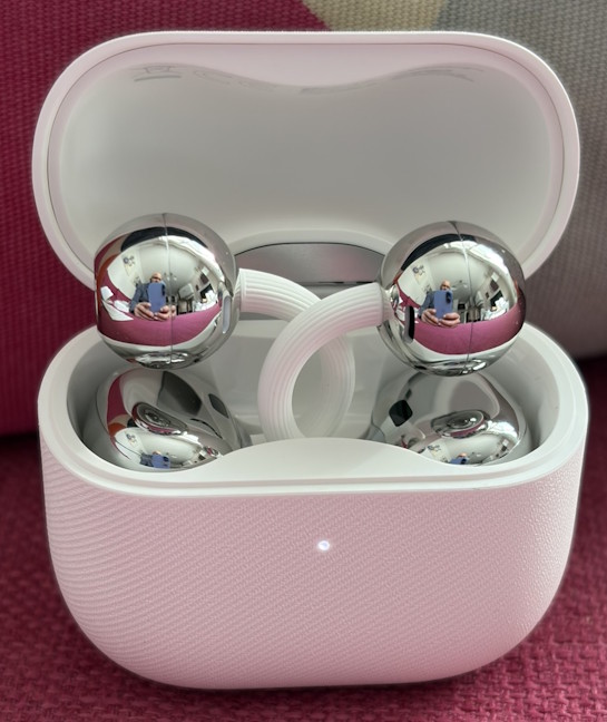 Cutia este aproape pÄtratÄ, cu margini rotunjite