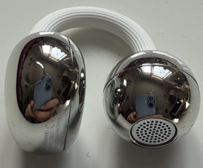 Casca are un driver cu diafragmÄ dublÄ de 10,8 mm