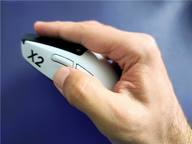 Forma ergonomic&Auml; &Egrave;i greutatea mic&Auml; fac ca mouse-ul s&Auml; stea natural sub palma ta