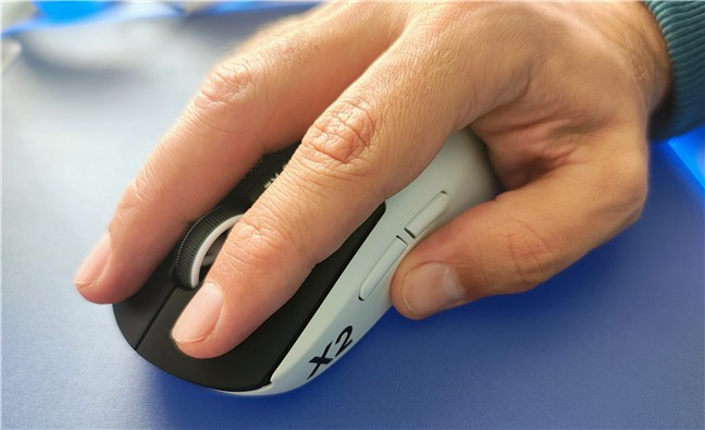 Cel mai comod mi se pare a folosi mouse-ul &Atilde;&reg;n palm sau claw grip