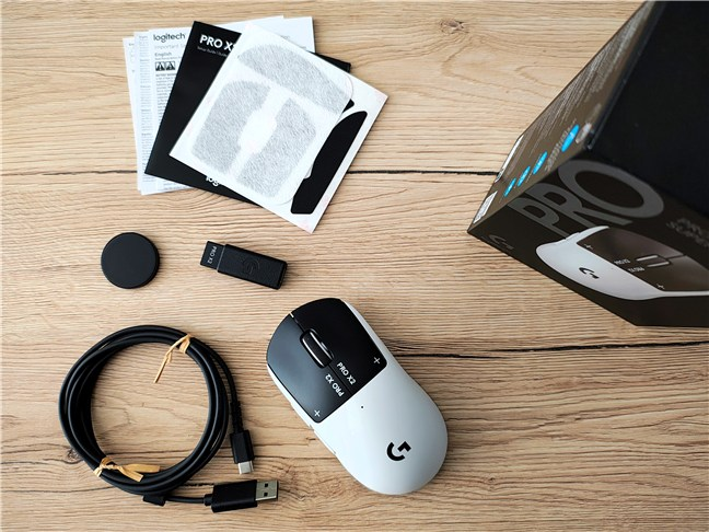 Pachetul include destul de multe accesorii &Egrave;i documenta&Egrave;ia 