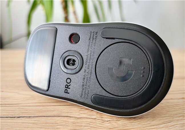 Mouse-ul are picioru&Egrave;e din PTFE ce permit o glisare rapid&Auml;