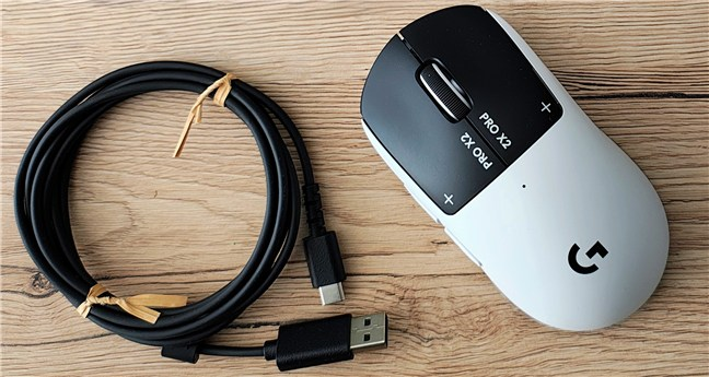 Logitech G Pro X2 SuperStrike se &Atilde;&reg;ncarc&Auml; prin USB