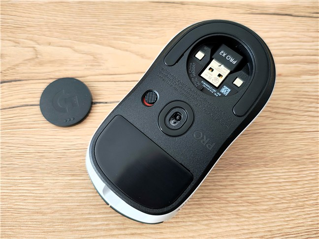 &Atilde;n compartimentul de sub mouse, po&Egrave;i ascunde receptorul wireless