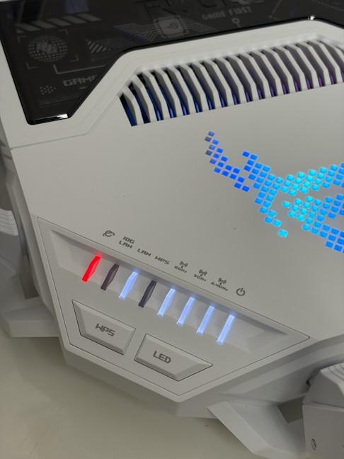 LEDurile &Egrave;i butoanele sunt mari &Egrave;i foarte vizibile