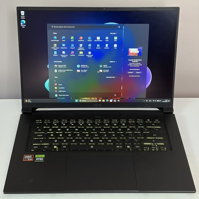 Camera web este deasupra ecranului