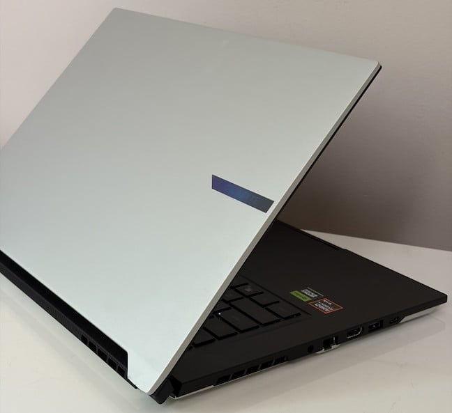 Sistemul de r&Auml;cire evacueaz&Auml; aerul cald pe sub ecran