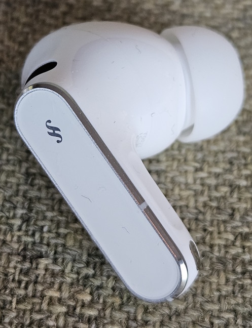 C&Auml;&Egrave;tile au un sistem acustic cu dou&Auml; drivere